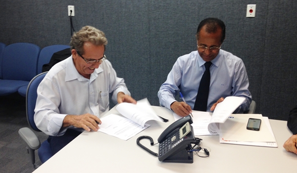 Prefeito Abrão Bisco Filho e o Superintendente Regional da CEF de Ribeirão Preto Sr Isaac Samuel dos Reis (Foto HR Multimídia)